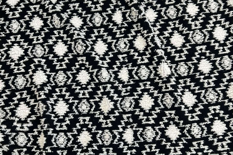Jakarlı peluş kumaş — siyah zeminde krem etnik desen, 160-170 cm en